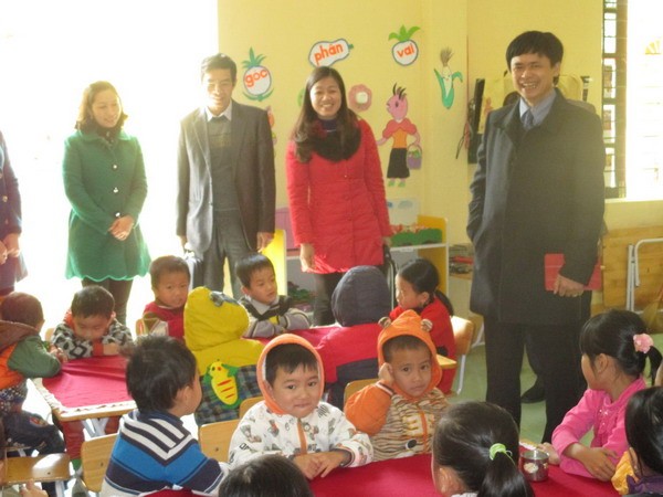 Vụ trưởng Vụ GDMN Nguyễn Bá Minh kiểm tra công tác PCGDMN trẻ 5 tuổi tại Trường mầm non xã Hoằng Phượng (huyện Hoằng Hóa).