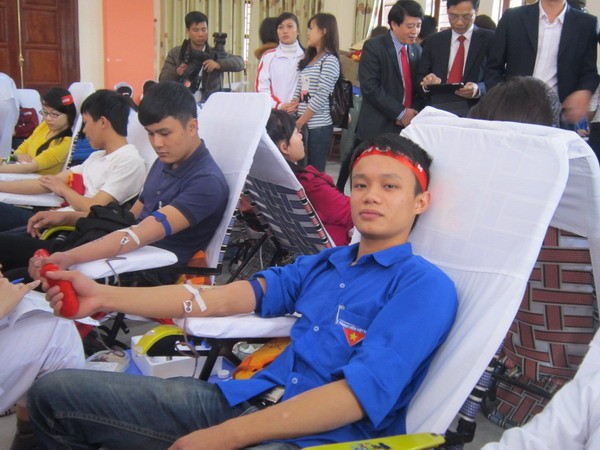 Các ĐVTN đang tham gia hiến máu tình nguyện. Ảnh Nguyễn Quỳnh