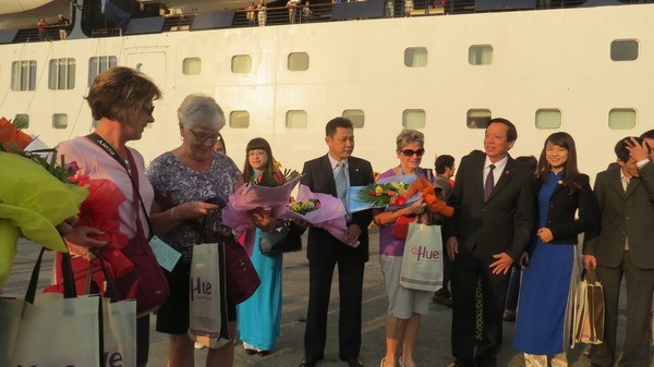 Du khách trên tàu Celebrity Century thuộc hãng Celebrity X - Cruises (Mỹ) xuống tàu đi thăm Huế, Hội An, Mỹ Sơn
