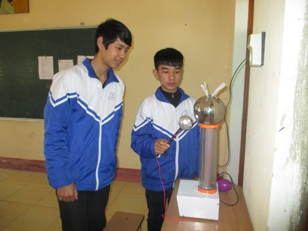 Lê Văn Hùng và Nguyễn Danh Sơn, học sinh lớp 10A1, Trường THPT Trường Thi (Thanh Hóa) đang thử nghiệm chiếc máy phát tĩnh điện do các em tự tay làm ra. Ảnh: Nguyễn Quỳnh
