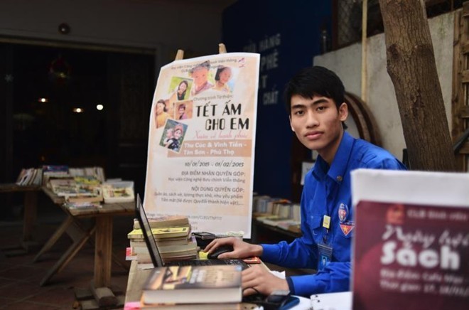 Quách Thành Đông, sinh năm 1994 - sinh viên bán sách từ thiện.