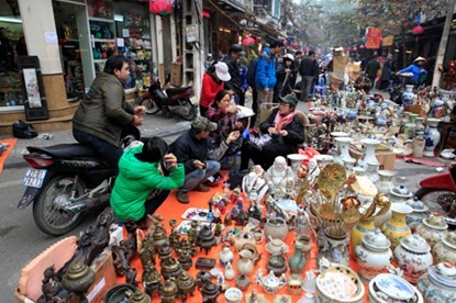 Chợ đồ cổ, đồ cũ họp mỗi năm một phiên vào những ngày cận Tết Nguyên đán ở khu vực chợ hoa truyền thống phố Hàng Lược, Hàng Mã (Hà Nội).