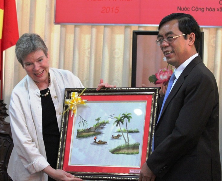 Ông Nguyễn Đức Chính tặng bức tranh thêu về phong cảnh quê hương cho bà Rose Gottemoeller