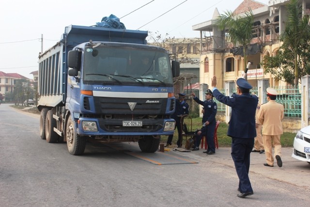 Lực lượng TTGT cùng CSGT tiến hành kiểm tra trọng tải của xe chở vật liệu xây dựng lưu thông trong TP Đồng Hới