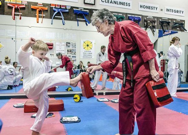 Bà cụ 80 tuổi giành đai đen Karate