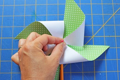 Chơi cùng con: 7 bước để tự làm chong chóng giấy