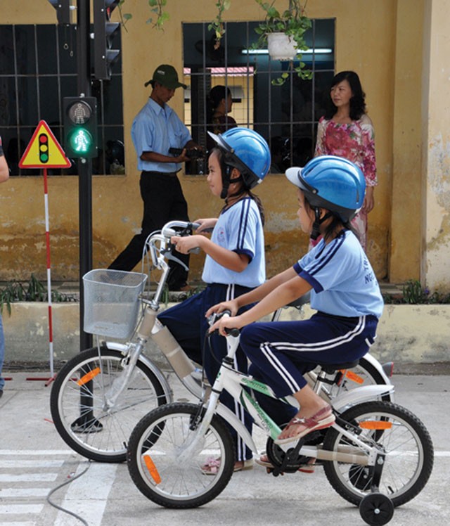 Giúp trẻ ứng phó với nguy hiểm: Khi trẻ tham gia giao thông