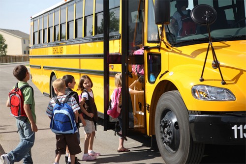 Việc tài xế xe buýt chở học sinh yêu cầu một bé gái 8 tuổi không được đọc sách khi đang trên xe trở thành scandal ở Quebec. Ảnh: Autoevolution.
