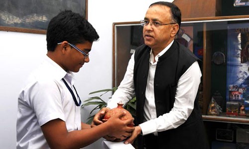 Akash hôm 2/5 đến lãnh sự quán Nepal ở thành phố Kolkata trao tiền tiết kiệm ủng hộ nạn nhân động đất. Ảnh: Hindustantimes.
