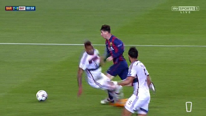 Ảnh chế hài hước về cú ngã tai hại của Boateng trước Messi