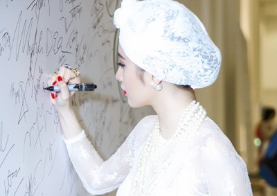 Angela Phương Trinh diện áo dài phong cách retro