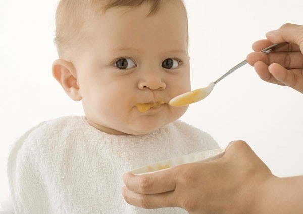 Không cần xay nhuyễn thức ăn cho bé 6 tháng tuổi