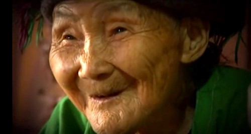 Cụ Hà Thị Nỉ, 103 tuổi vẫn minh mẫn, sức khỏe dẻo dai.
