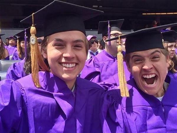 Dylan và Cole Sprouse cười rạng rỡ trong lễ tốt nghiệp. Ảnh: Twitter.
