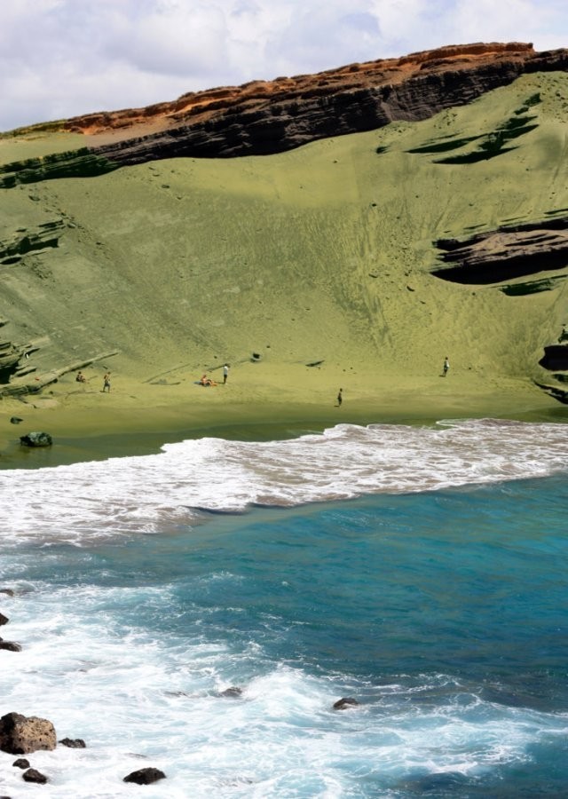 Bãi cát xanh ôliu và làn nước xanh màu ngọc lam tại bãi biển Papakolea - Ảnh: wordpress
