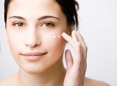 Bạn hãy lựa chọn mỹ phẩm có thành phần dưỡng chất nhẹ để giúp da đẹp hơn.