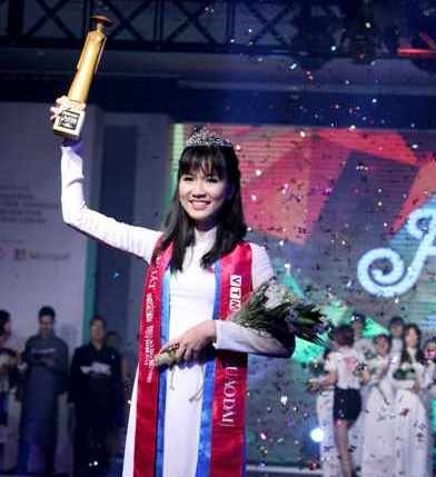 Nữ sinh Phạm Ngọc Phương Anh - số báo danh 4823, trường THPT chuyên Lê Hồng Phong đã xuất sắc đăng quang danh hiệu Miss Áo dài nữ sinh Việt Nam 2015 - Ảnh: Hoàng Giang
