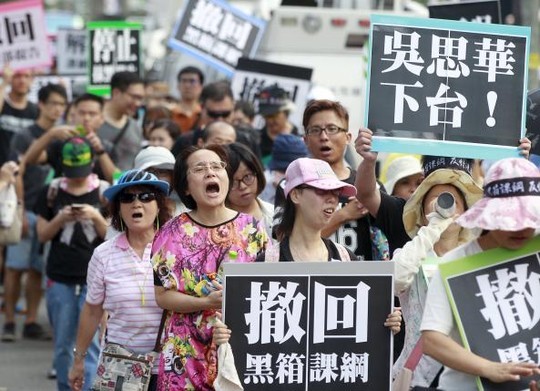 Những người biểu tình diễu hành trước Cơ quan giáo dục Đài Loan hôm 2-8. Ảnh: REUTERS