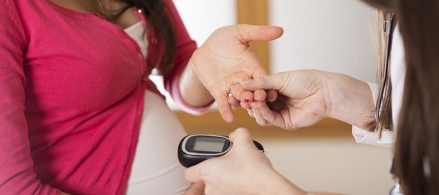 Phụ nữ mang thai cần kiểm tra đường huyết thường xuyên để phòng biến chứng khi sinh.