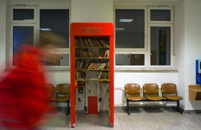 Một thư viện mini từ buồng điện thoại cũ tại Séc. (Nguồn: AFP/TTXVN)