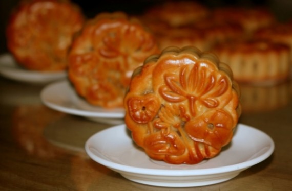 Bánh trung thu handmade được bán với giá từ 20.000 đồng đến 60.000 đồng/chiếc tùy thuộc vào trọng lượng bánh, nhân bánh.
