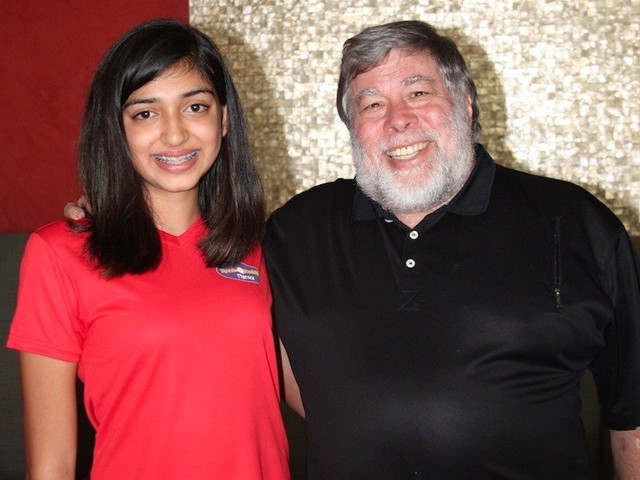 Cô bé Sarina bên cạnh "thần tượng" của mình - Steve Wozniak.
