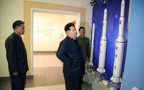 Lãnh đạo Triều Tiên Kim Jong-un hôm 3/5 thị sát một trung tâm chỉ huy vệ tinh mới được xây dựng ở Bình Nhưỡng. Ảnh: Reuters
