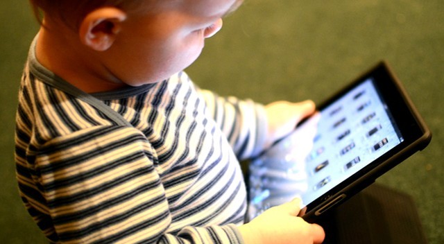 Cho trẻ chơi iPad chẳng khác gì việc “lạm dụng” trẻ em