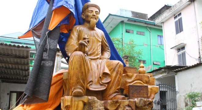 Cận cảnh tượng cụ Nguyễn Du bằng gỗ gù hương khủng ở Việt Nam