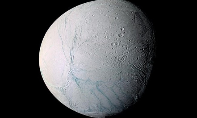 NASA công bố hình ảnh chuyển động của Mặt Trăng Enceladus