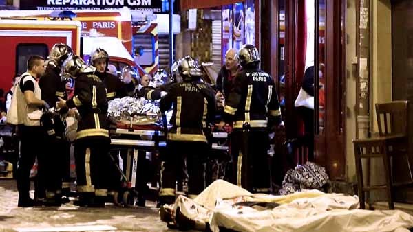 Hiện trường vụ tấn công khủng bố đẫm máu ở Paris đêm 13/11.