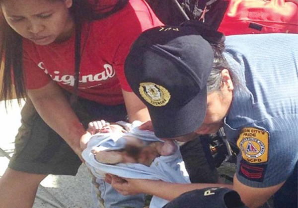 Cảnh sát đỡ đẻ cho thai phụ ngay trên vỉa hè