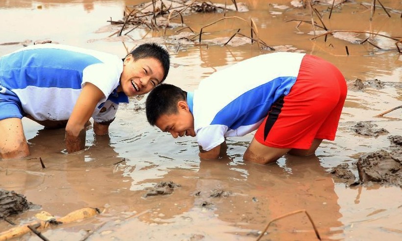 Học sinh Trung Quốc khoái chí đạp nước, đào củ sen