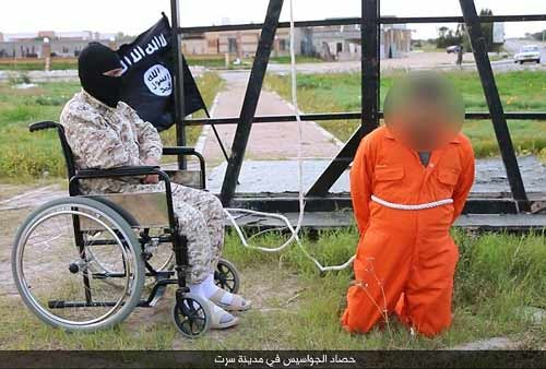 Đao phủ IS ngồi xe lăn hành quyết con tin
