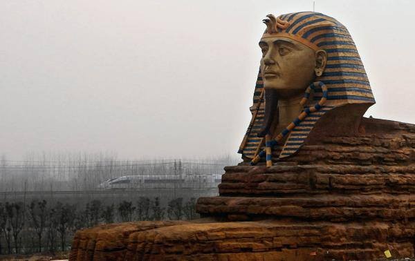 Bị Ai Cập chỉ trích, Trung Quốc đập bỏ tượng nhân sư nhái