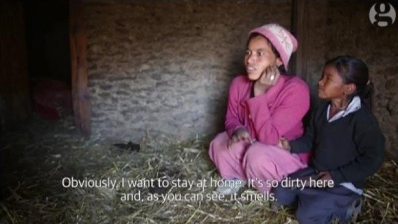 Phụ nữ Nepal phải ăn ngủ ngoài chuồng bò vào ngày "đèn đỏ"