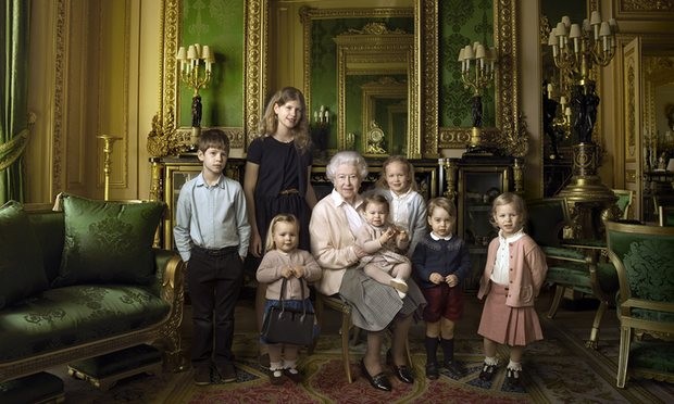 Nữ hoàng 90 tuổi "tạo dáng" bên các thành viên trẻ nhất của Hoàng gia Anh