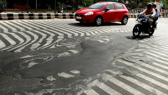 Nhựa đường tan chảy vì nắng nóng ở Ấn Độ