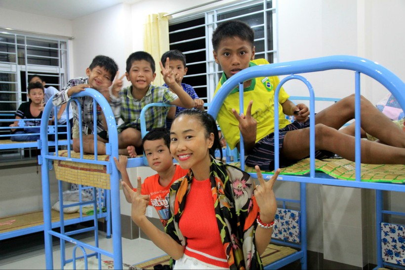 Đoan Trang trao 10 chiếc giường cho trẻ mồ côi