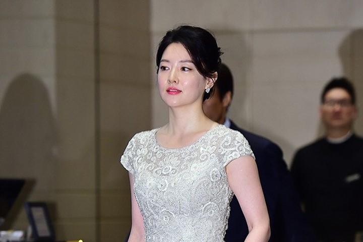 Ở tuổi 45, Lee Young Ae vẫn khiến các cô gái 20 nể phục vì vẻ đẹp trẻ trung không tì vết
