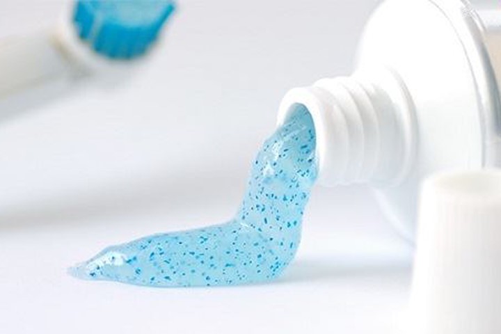 Vì sao không nên mua kem đánh răng, sữa rửa mặt có chứa hạt siêu nhỏ?