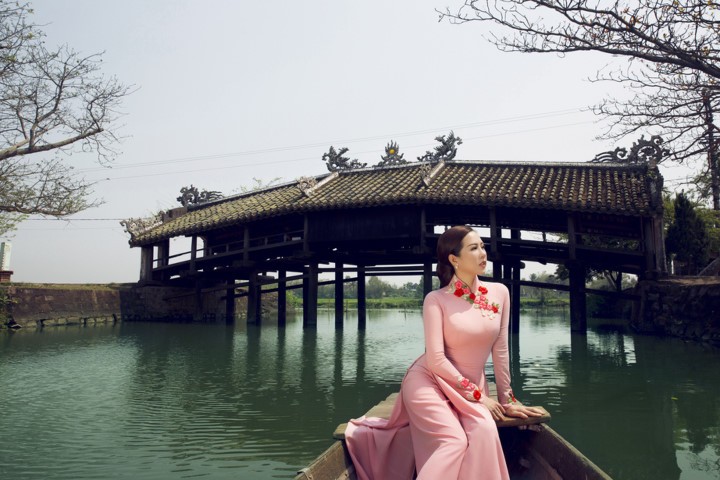 Hoa hậu Thu Hoài quyến rũ trong tà áo dài giữa xứ Huế mộng mơ