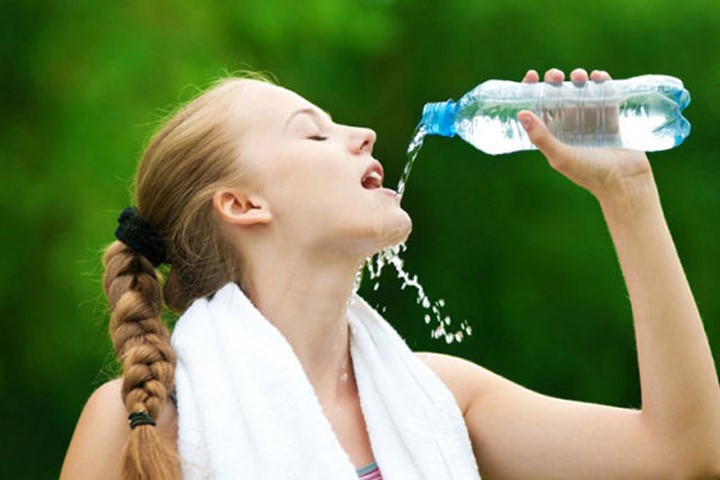 Uống nhiều nước có hại cho thận và não bộ