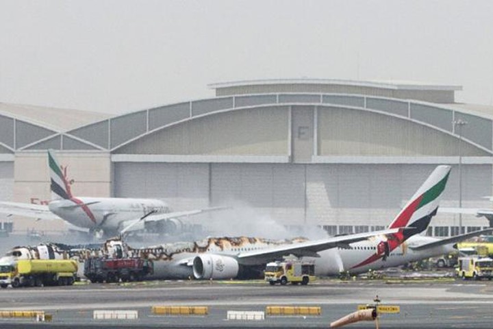 Máy bay chở 300 người bốc cháy khi hạ cánh khẩn cấp trên đường băng