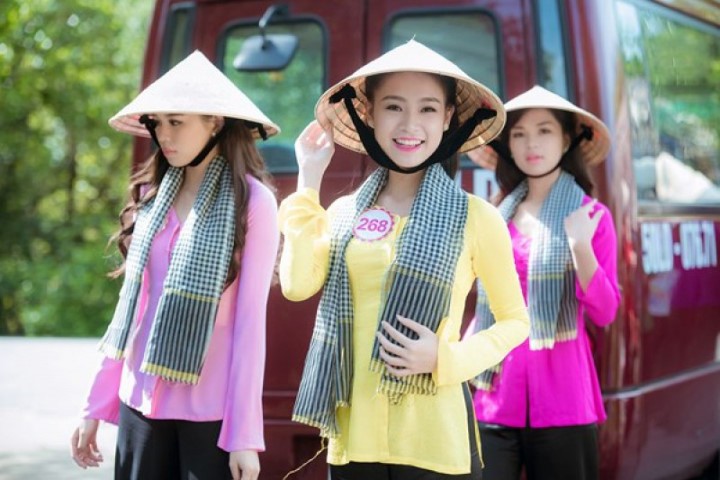 Thí sinh Hoa hậu Việt Nam duyên dáng với áo bà ba