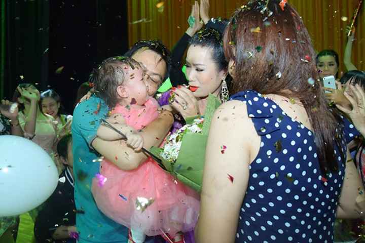 Trịnh Kim Chi nghẹn ngào khi chồng và 2 con mừng sinh nhật