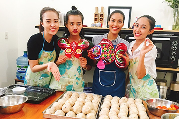 Team Lan Khuê làm bánh trung thu tặng trẻ em nghèo
