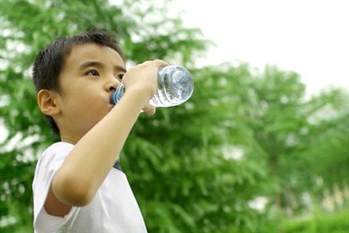 Trẻ em có nên thường xuyên uống nước khoáng?