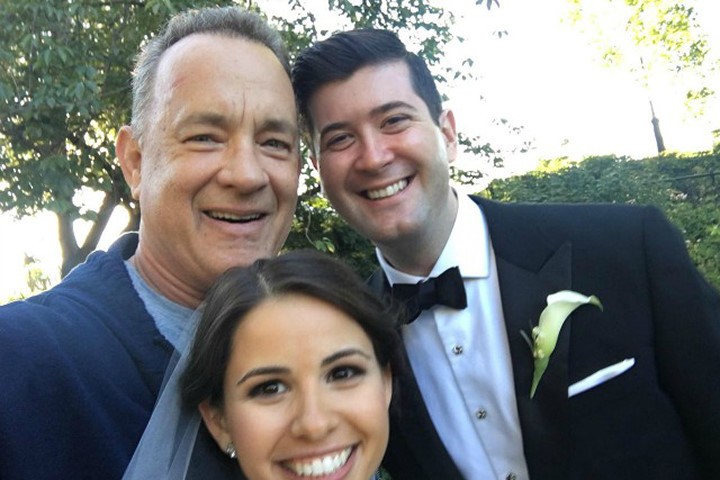 Tom Hanks "đánh bom" ảnh cưới cặp đôi New York