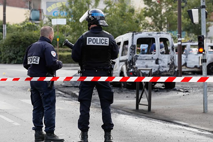 Pháp: Tấn công bom xăng, 4 cảnh sát bị thương